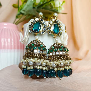 Boucles d'oreilles traditionnelles indiennes Jumkahs et boucles d'oreilles en Kundan plaqué or avec perles pour femmes et filles - Product Image 6