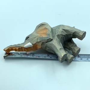 Figurina elegante scultura in legno di elefante intagliato a mano - Product Image 5