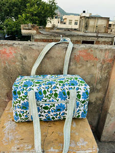 Grand sac de sport en tissu matelassé en coton pour femmes sac de voyage et de nuit fait à la main avec motif imprimé bloc - Product Image 5