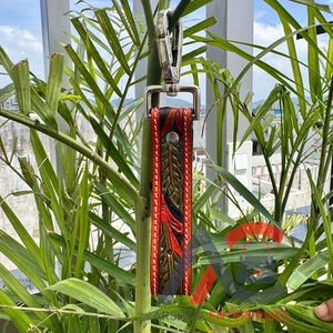 LLavero de pulsera pequeño de herramientas de hoja de cuero mecanizado a mano, llavero de cuero genuino de estilo occidental, Clip de llave de cuero de vaca personalizado para mujer - Product Image 1