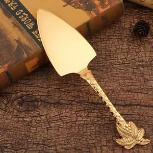 Ensemble couteau à gâteau et serveur en laiton brillant de designer pour ajouter une touche de luxe pour les fêtes et les événements - Product Image 1