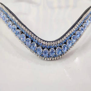 สายคาดหน้าผากม้าหนังวัวแท้สีดำ ผลิตภัณฑ์สำหรับม้าขายส่ง ตกแต่งด้วยคริสตัลสีฟ้าอ่อนหรูหรา 5 แถว พร้อมสายโซ่ประดับ - Product Image 2