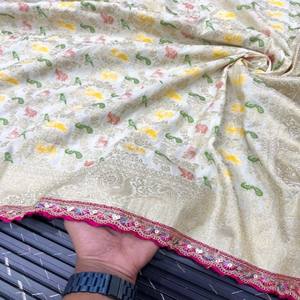 Sari Premium de Khadi Georgette con Tejido Jacquard con Tema de Jungla Meenakari, Pallu Rico y Blusa en Contraste con Encaje Bordado - Product Image 3