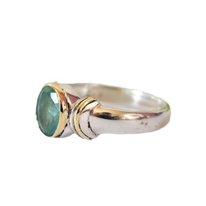 Anillo de Lujo de Fábrica con Gema Verde Bicolor y Engaste de Bisel, Joyería Fina Unisex para Uso Diario y Fiestas, Textura Fina - Product Image 3