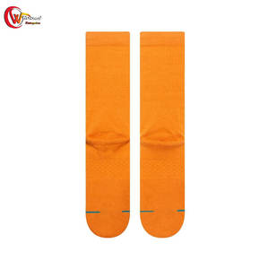 Chaussettes de football élevées au design personnalisé en gros Chaussettes de football sportives respirantes pour hommes 2025 - Product Image 4