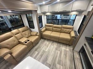 Excelente, Nuevo y en Perfecto Estado: Autocaravana Dutchmen Astoria 3173R-L-P 2026 - Product Image 4
