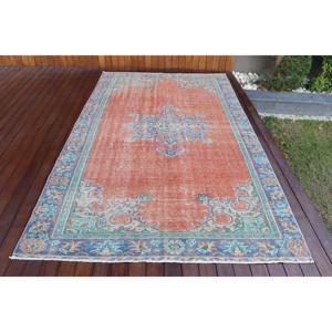 Grand tapis turc de 5,5 x 8,8 pieds, tapis vintage, tapis à pois rouges - Product Image 1
