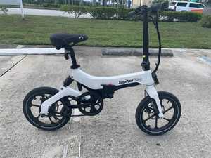 Vente en cours : Vélos électriques GS White Red-Blue Front Brake Left, 100% d'origine, scellés en usine avec 1 an de garantie - Product Image 2