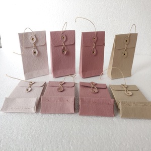 Pochettes en papier kraft de luxe écologiques sur mesure avec œillets dorés et ficelle en jute dans des couleurs pastel pour l'emballage de bijoux fins - Product Image 1
