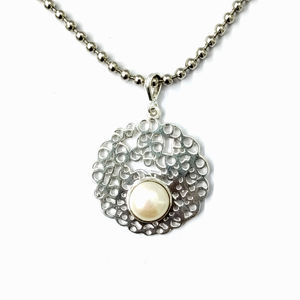 Collier en platine tendance, motif floral géométrique, pendentif serti de zircons diamantés de 4,1 grammes, style religieux mignon pour fiançailles - Product Image 1