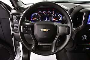 Chevrolet Silverado 2500 HD Custom Crew Cab 4WD 2023 / Disponible para la Venta con Bajo Kilometraje, Motor de Gasolina, Auto Usado en Excelentes Condiciones - Product Image 6