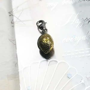 สร้อยคอชาร์มสีเหลืองส้มสไตล์น่ารัก พร้อมจี้รูปส้มและเงิน - Product Image 4