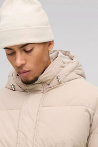 Chaqueta de Hombre Acolchada de Nailon Arrugado con Diseño Moderno y Logotipo Personalizado, Color Arena, Resistente al Viento, de Alta Calidad para Invierno - Product Image 2