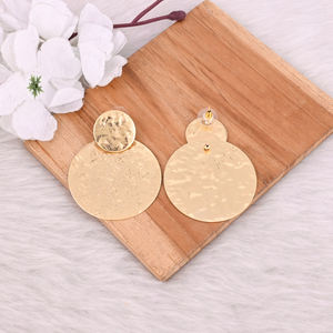 ต่างหูแบบติดหูทองเหลืองชุบทองสำหรับผู้หญิง งานแฮนด์เมด ดีไซน์เนอร์ คุณภาพสูง ต่างหูแบบเรียบ ชุบทองเหลือง ขายส่งจากผู้ผลิต - Product Image 4