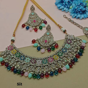 Nuevo diseño chapado en oro tradicional gota perla y piedra tachonado pendiente Mangtika gargantilla collar conjunto y conjunto de joyería para mujer - Product Image 1