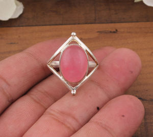 แหวนเงินแท้ 925 ประดับหยกสีชมพูทรงรี ตัวเรือนแบบ Bezel Setting ทำมือ สไตล์โบโฮคลาสสิก เรียบหรู แหวนเดี่ยว สำหรับทั้งชายและหญิง เหมาะสำหรับงานแต่งงาน - Product Image 2