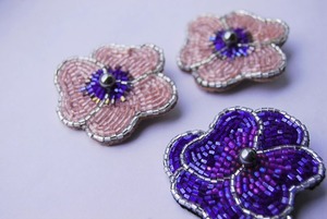 Broches Redondos de Moda con Cuentas Moradas Hechos a Mano, Decorativos, Más Vendidos, de un Proveedor Indio - Product Image 5