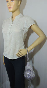 Vente en gros sac de soirée personnalisé pour femmes chaîne en or motif de fleurs légères sur sac à main en maille métallique avec logo et style personnalisés - Product Image 3