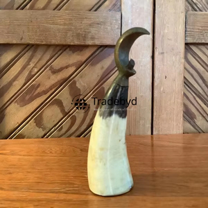 Ouvre-bouteille en corne personnalisé Cadeau rustique fait à la main pour des occasions spéciales par Tradebyd - Product Image 1