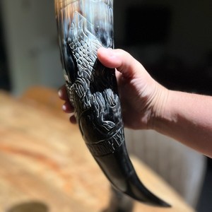 Cuerno vikingo natural ecológico para beber con diseño grabado a mano 3D estilo Feng Shui de alta calidad - Product Image 1