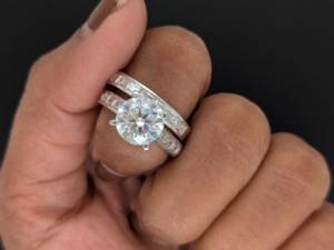 Lurba Jewels - Anillo de Compromiso de Moissanita con Corte Brillante de 2.20 Ct, Anillo de Boda con Engaste de Puntas, Oro Blanco Sólido de 10K, Lujo Cristiano - Product Image 4