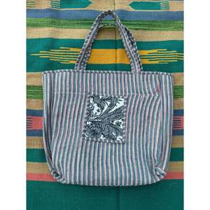 Bolsa de Mano Reversible Extra Grande de Algodón Acolchado, Diseño Gardenia en Blanco y Gris, Resistente, para Compras, Fin de Semana - Product Image 4