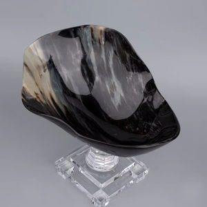 Cuenco para servir hecho a mano Buffalo Natural Born con soporte acrílico pulido para utensilios de cocina sostenibles en la costa baja por HF CRAFTS - Product Image 1