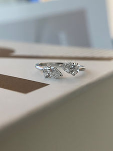 แหวนเพชรลูกแพร์ที่ได้รับการรับรองสำหรับผู้หญิงแหวนหมั้นเพชรโมอิส1.85TCW าไนต์ของขวัญวันครบรอบแหวนสำหรับผู้หญิงแหวน Toi et Moi - Product Image 2