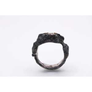 Bague de mariage rustique et organique en argent sterling 925 plaqué rhodium noir, faite à la main, avec diamants sertis clos, style cranté - Product Image 4