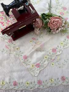 Sari de Chifón de Seda Pesada de Diseño con Intrincado Trabajo de Hilo y Blusa a Juego para Elegancia en Fiestas y Bodas - Product Image 6