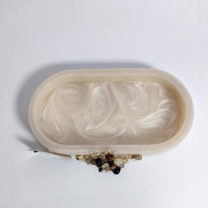 Bandeja de madera de resina epoxi de diseño moderno elegante hecha a mano con mango de metal Bandeja de servicio de cocina única para negocios de Bodas de té - Product Image 4