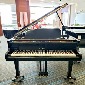 เปียโนแกรนด์ Yamaha G2E 88 คีย์ เครื่องดนตรีระดับมืออาชีพสำหรับคอนเสิร์ต แผ่นหน้าไม้สปรูซคุณภาพพรีเมียม เสียงสะท้อนที่ไพเราะ รุ่น 2353070 - Product Image 1
