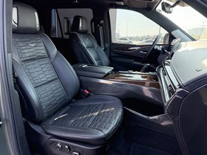 รถ Cadillac Escalade ปี 2024 รุ่น 600 7 ที่นั่ง เกียร์อัตโนมัติ SUV ภายในตกแต่งด้วยหนัง ยาง R20 ไฟ LED หลังคาพาโนรามา พวงมาลัยซ้าย - Product Image 3