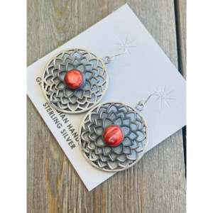 Pendientes de Plata de Ley con Forma de Flor de Concha de Ostra Espinosa de Tony Yazzie - Product Image 3