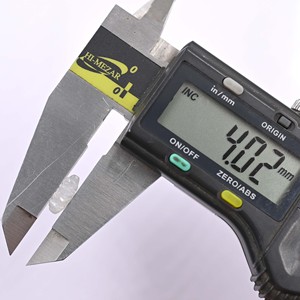 Pendentif en laiton plaqué or en forme de plume avec pierre de lune arc-en-ciel de 14 à 16 mm, avec passant, pour la création de bijoux en pierres précieuses naturelles - Product Image 3