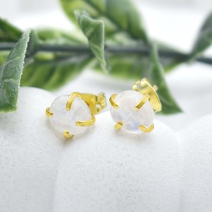 Boucles d'oreilles à tige en pierre de lune à la main bijoux en pierres précieuses, clous de pierre de naissance polis lisses, cadeau romantique pour elle - Product Image 1