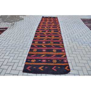 Tapis Kilim vintage 3,5x13 pieds (107x396 cm), tapis turc à bordures noires - Product Image 1
