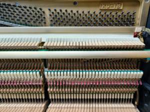 Piano Acústico Vertical Usado KAWAI KU1B Negro, de Calidad Profesional Japonesa, con Estilo Mecánico, para Exportación al por Mayor - Product Image 4