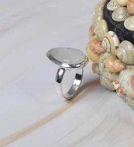 แหวนเงินแท้ 925 ประดับพลอยมูนสโตนสีรุ้ง ดีไซน์มินิมอลทันสมัย ฝังแบบ Bezel ทำด้วยมือ เครื่องประดับประจำเดือนมิถุนายน รูปทรงลูกแพร์ ของขวัญ - Product Image 3