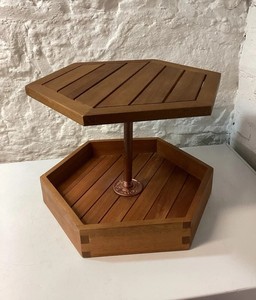 Support de service en bois hexagonal rustique à deux niveaux avec plateau profond, idéal pour les cupcakes, les collations, la décoration et l'affichage élégant sur table - Product Image 1