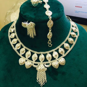 ชุดเครื่องประดับแฟชั่นวินเทจสีทอง24K ดูไบแบบคลาสสิกเข็มกลัดดอกไม้มุกต่างหูสร้อยคอสร้อยคอหวีครบรอบเพชรของขวัญ - Product Image 1