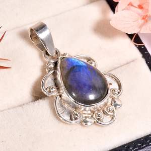 Collier en argent sterling 925 fait à la main avec pendentif en labradorite bleue bijoux de déclaration vintage plaqué or pour les femmes - Product Image 2