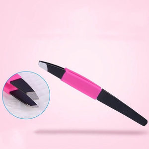 Pinzas para Cejas Elegantes de Acero Metálico con Punta Inclinada de 4 Pulgadas, Pinzas para Cejas con Recubrimiento Negro - Product Image 5