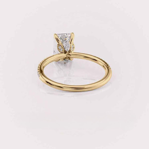 Anillo de Compromiso con Diamante Cultivado en Laboratorio con Corte Esmeralda Certificado por IGI, con Banda Pavé en Oro Amarillo/Blanco y Rosa de 14K - Product Image 4
