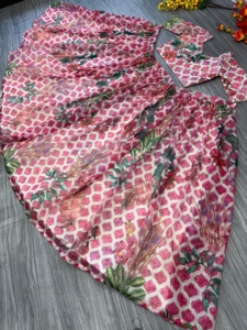 El Más Hermoso Lehenga Choli de Seda de Moda para Fiestas de Invierno con Estampado Floral - Product Image 5