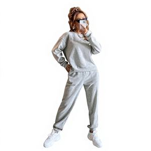 Ensemble de survêtements pour femmes 2 pièces avec logo personnalisé, veste zippée et pantalon évasé, pour la gym et l'entraînement - Product Image 1
