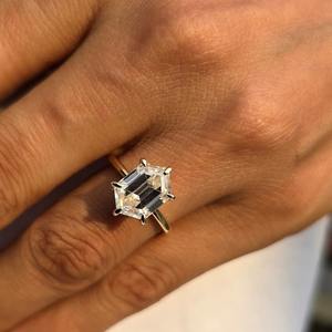 Anillo de compromiso de solitario de moissanita hexagonal regalo para ella anillo de boda anillo de promesa regalo de joyería personalizado para ella - Product Image 3