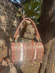 Pochette brodée perlée à la main de qualité supérieure pour femmes sac à main de fête de mariage de luxe élégant gland de perle disponible à la vente - Product Image 4