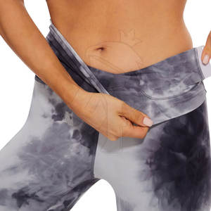 Conjunto ligero de yoga sublimado para mujeres diseñado para una máxima flexibilidad e ideal para actividades de yoga y fitness - Product Image 5