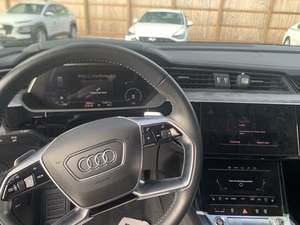 Audi e-tron Premium Plus quattro SUV AWD 2021 avec une autonomie NEDC de 500-600 km, une batterie de 90-110 kWh, une puissance de 300 kW et un couple de 500 Nm - Product Image 5